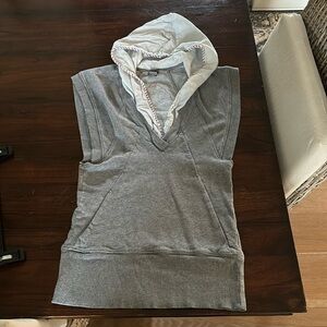 Free People unique sleeveless hoodie. Xs in good shape. Front Pouch pocket-Grey